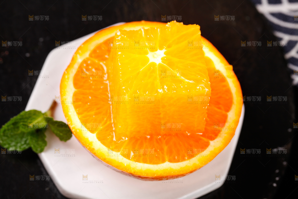白底上摆放着脐橙