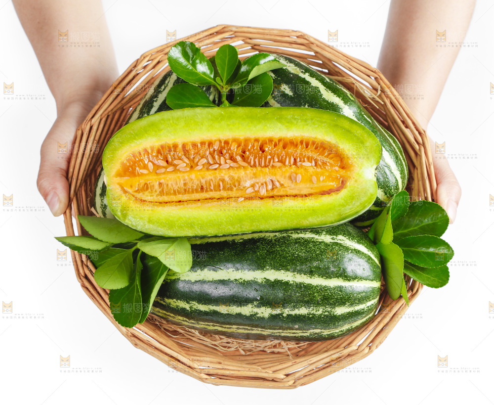 手里拿着一篮博洋蜜香瓜