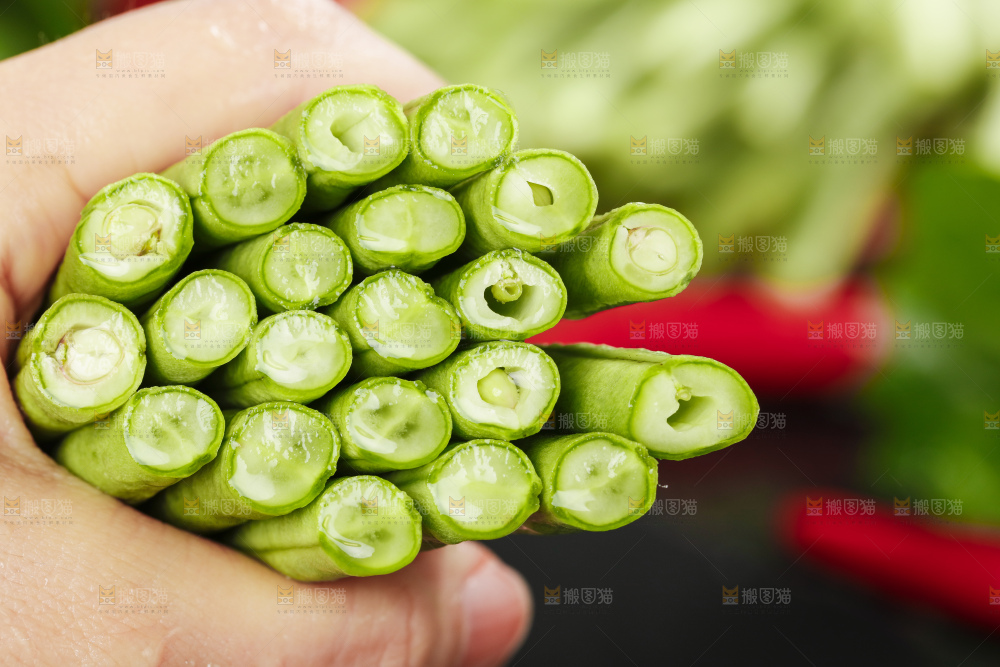 手里拿着一把豇豆