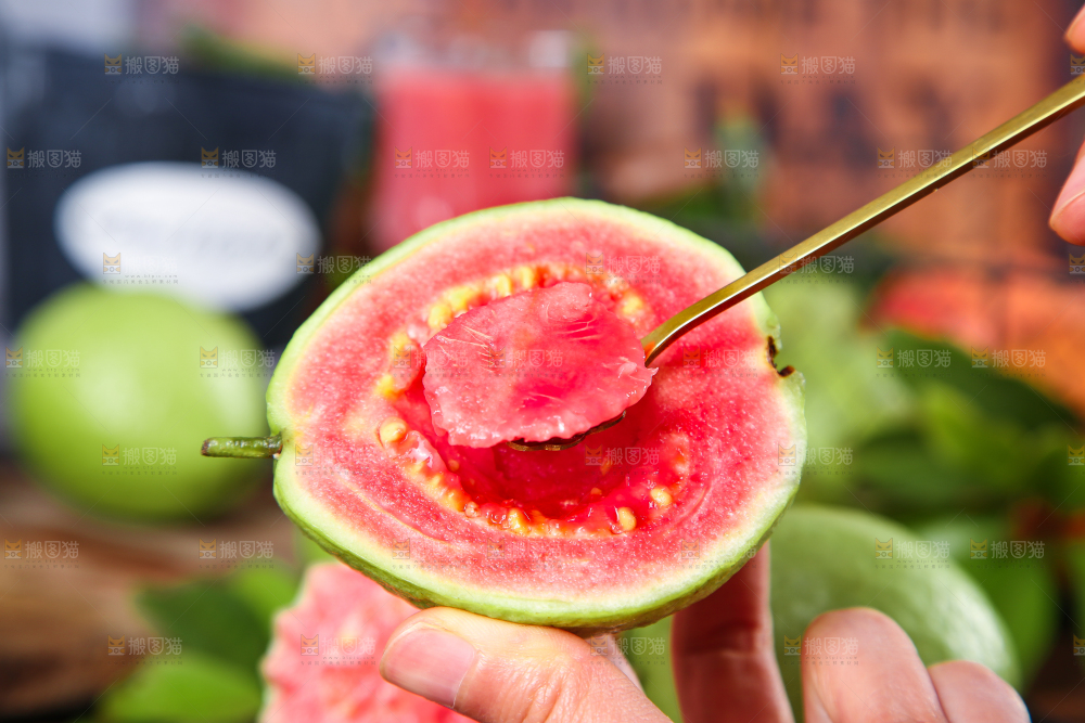 手里拿着红芭乐