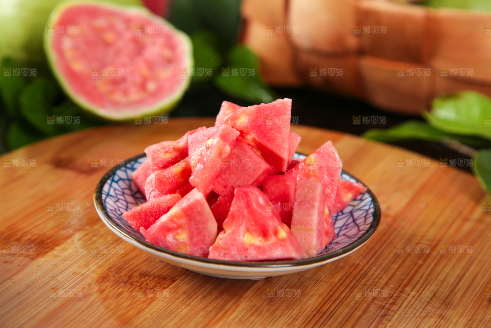 盘子里装着红心芭乐的果肉