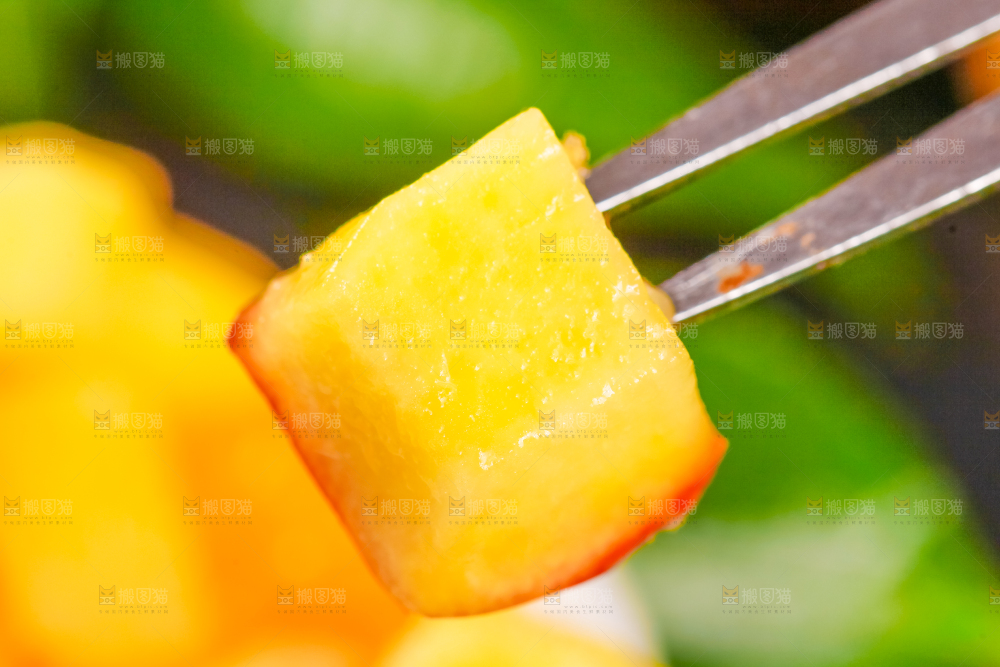叉子叉着一块油桃