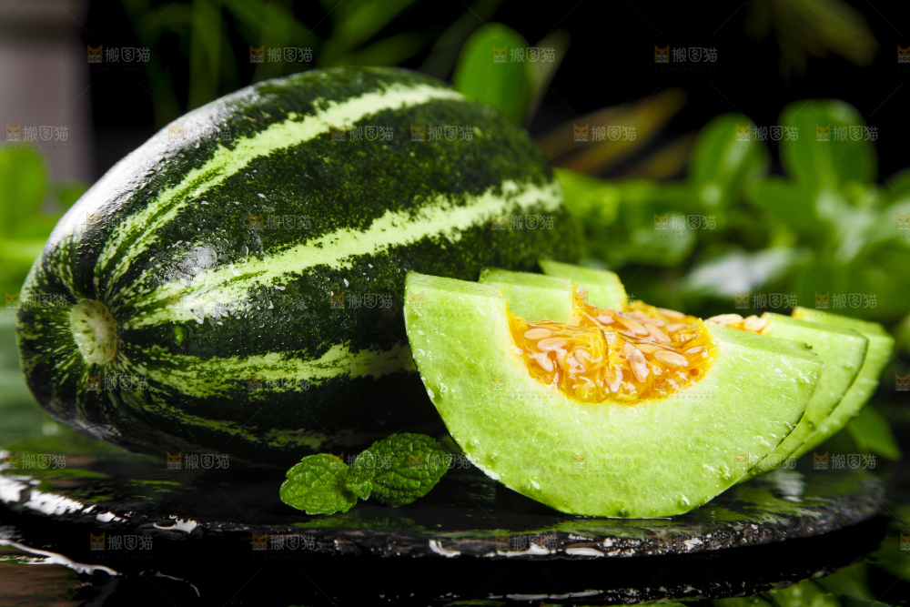 黑底上放着博洋甜瓜