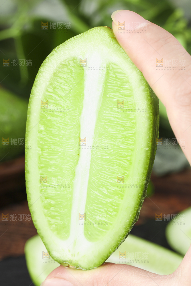 手里拿着青柠檬