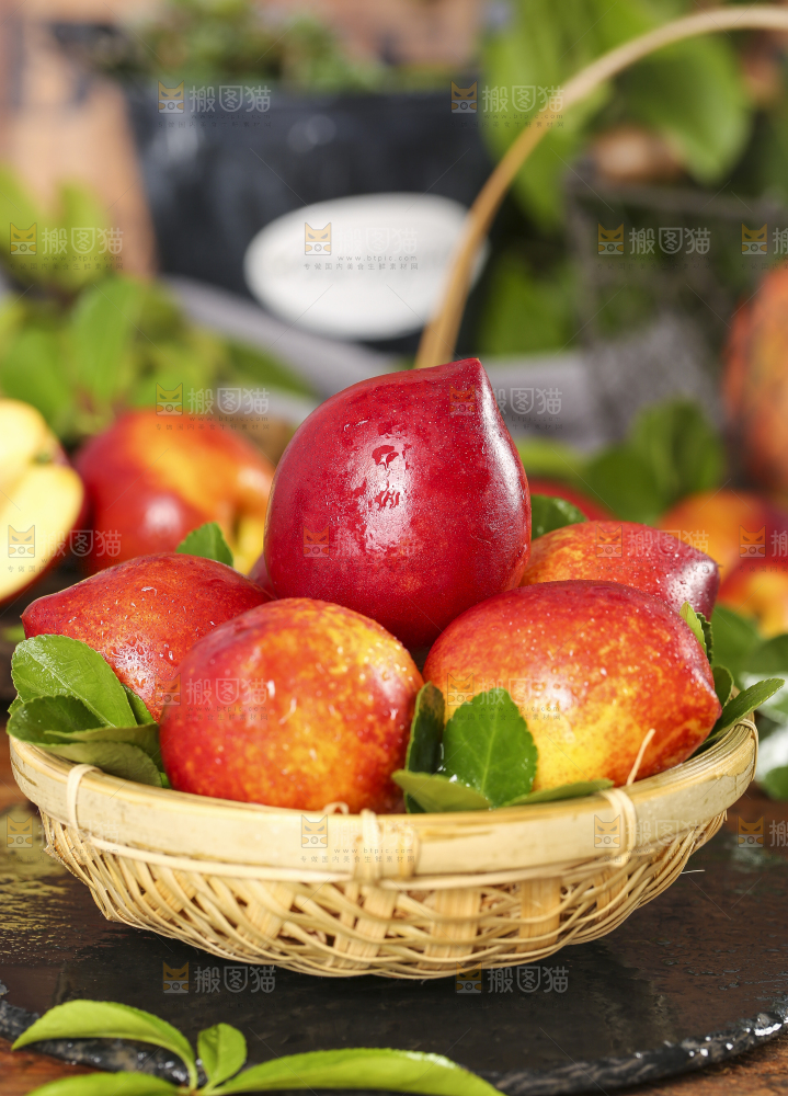 篮子里装着新鲜油桃