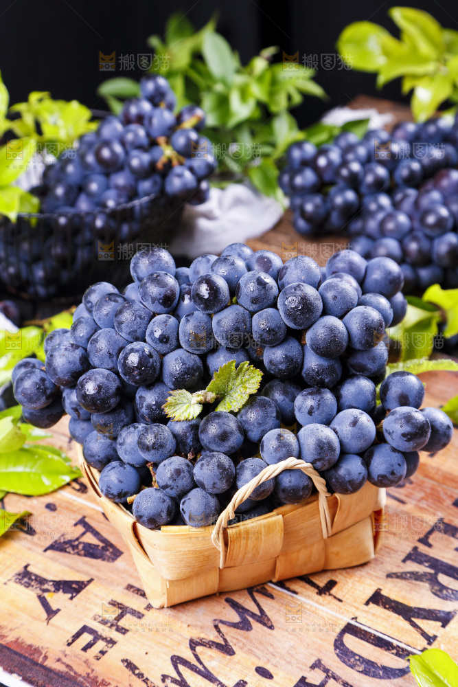 篮子里装着无籽黑提