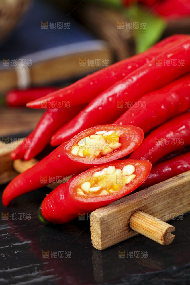 黑底上摆放着小米椒