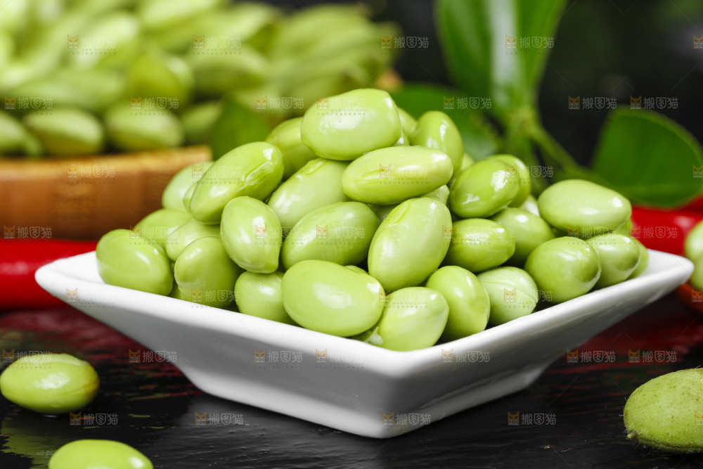 碟子里装着嫩毛豆