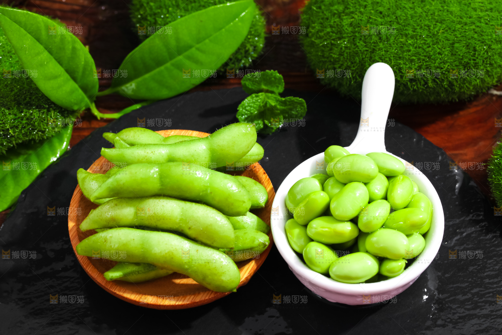 深底上摆放着嫩毛豆