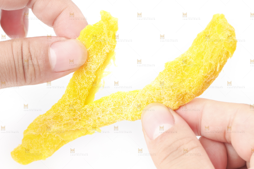 手里拿着芒果干