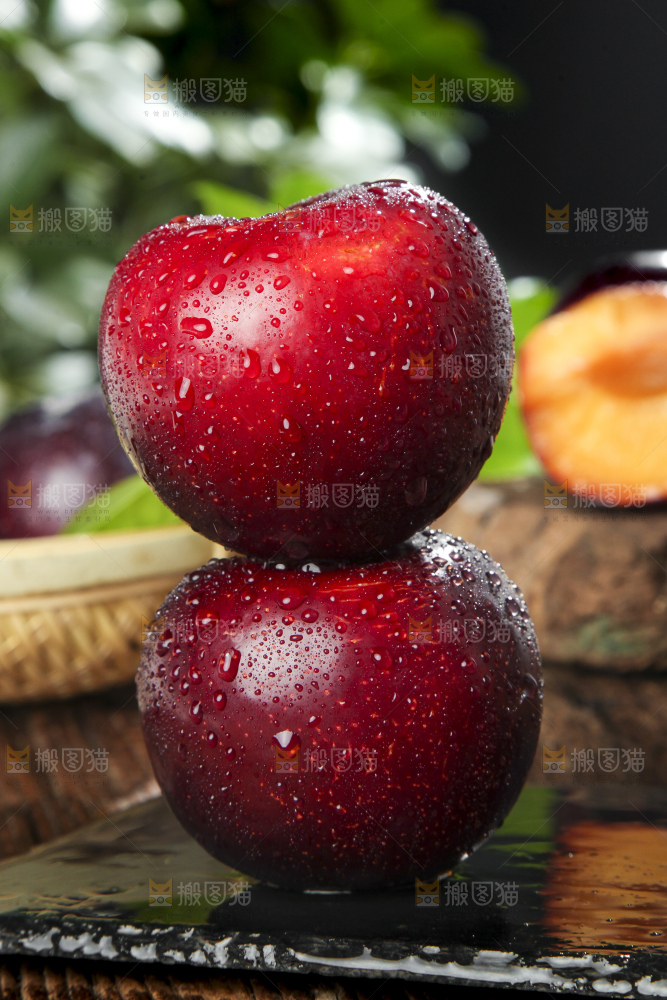 深底上放着黑玫瑰李
