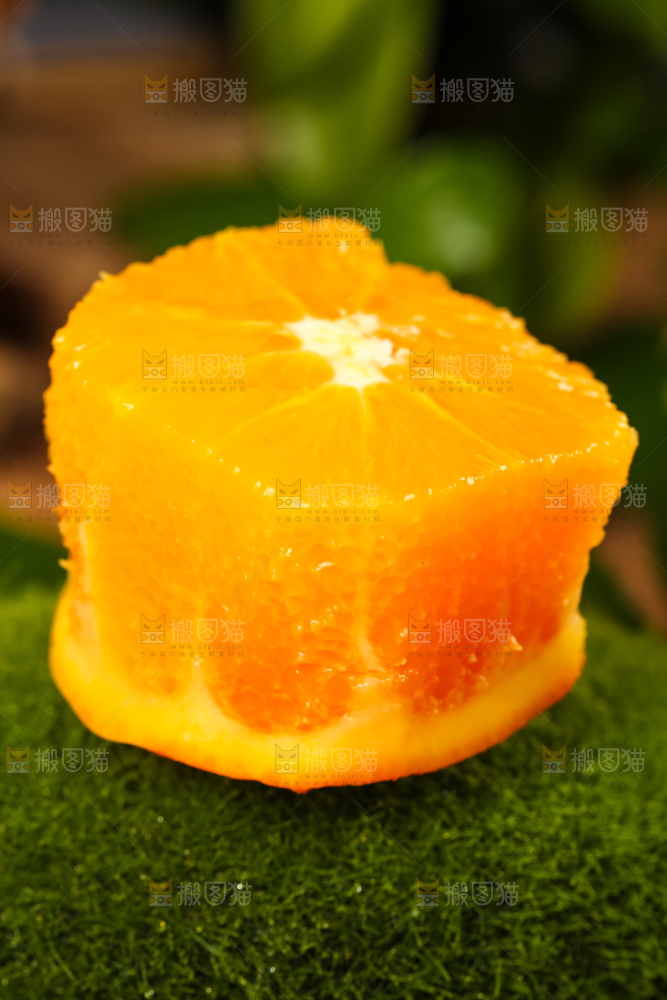 绿地上放着脐橙