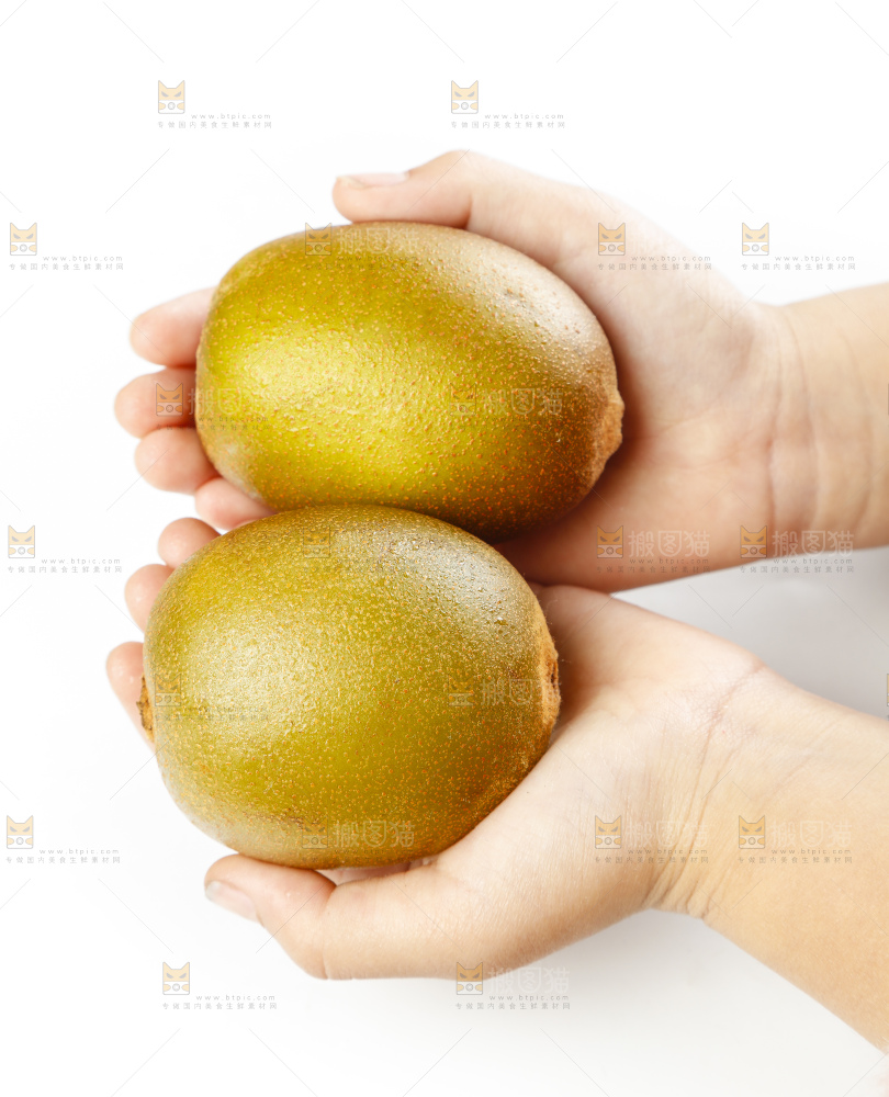手里拿着黄心奇异果