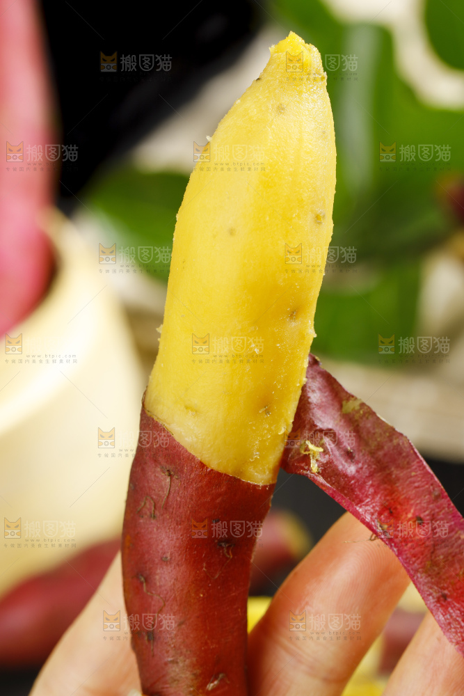 手里拿着小番薯