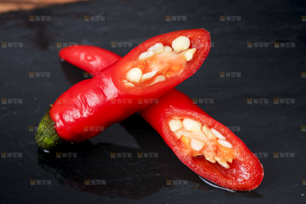 黑底上摆放着小米椒
