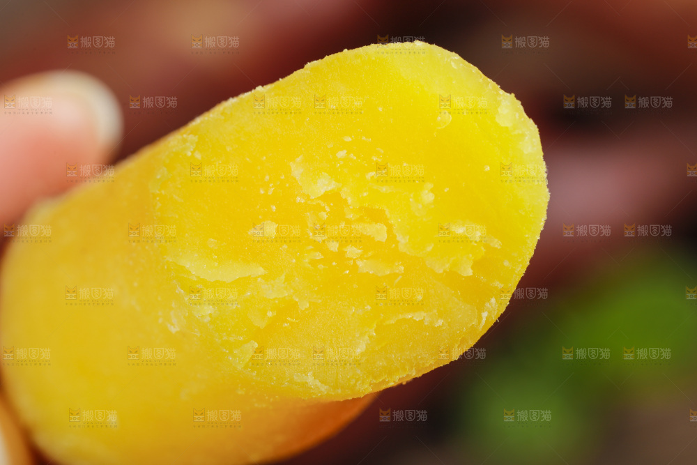 手里拿着小红薯
