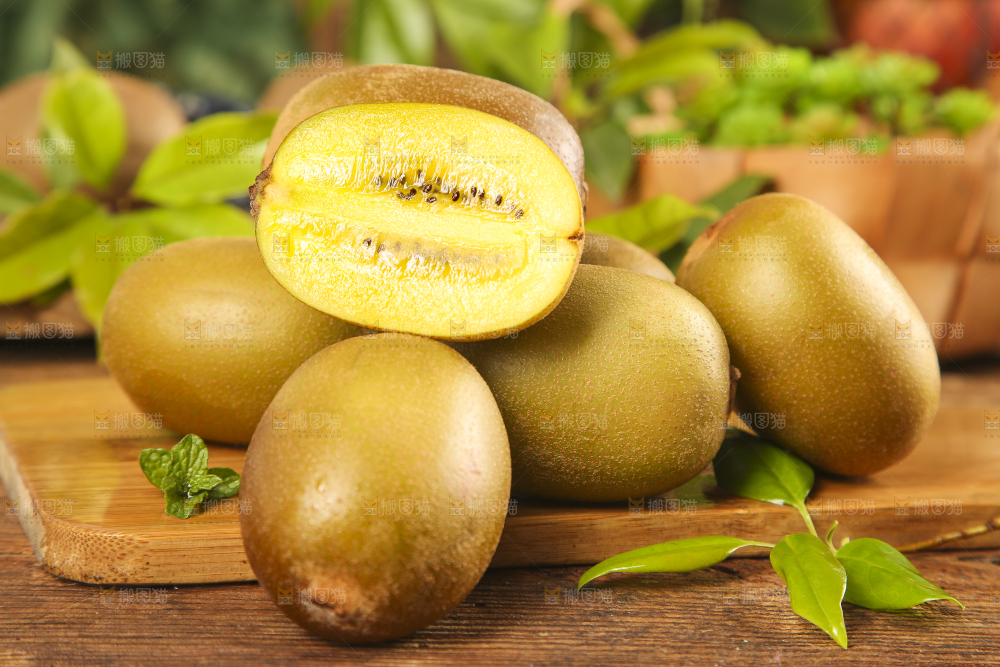 木底上摆放着蒲江黄心猕猴桃