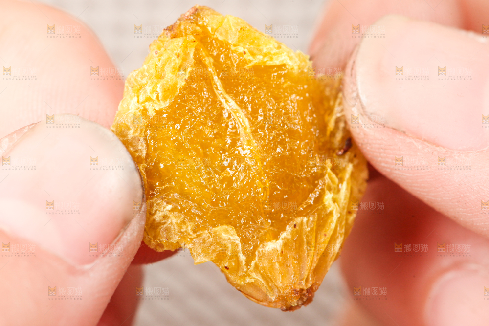 手里拿着黄葡萄干