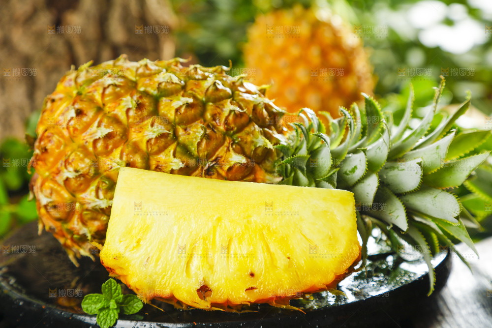 黑底上摆放着进口菠萝