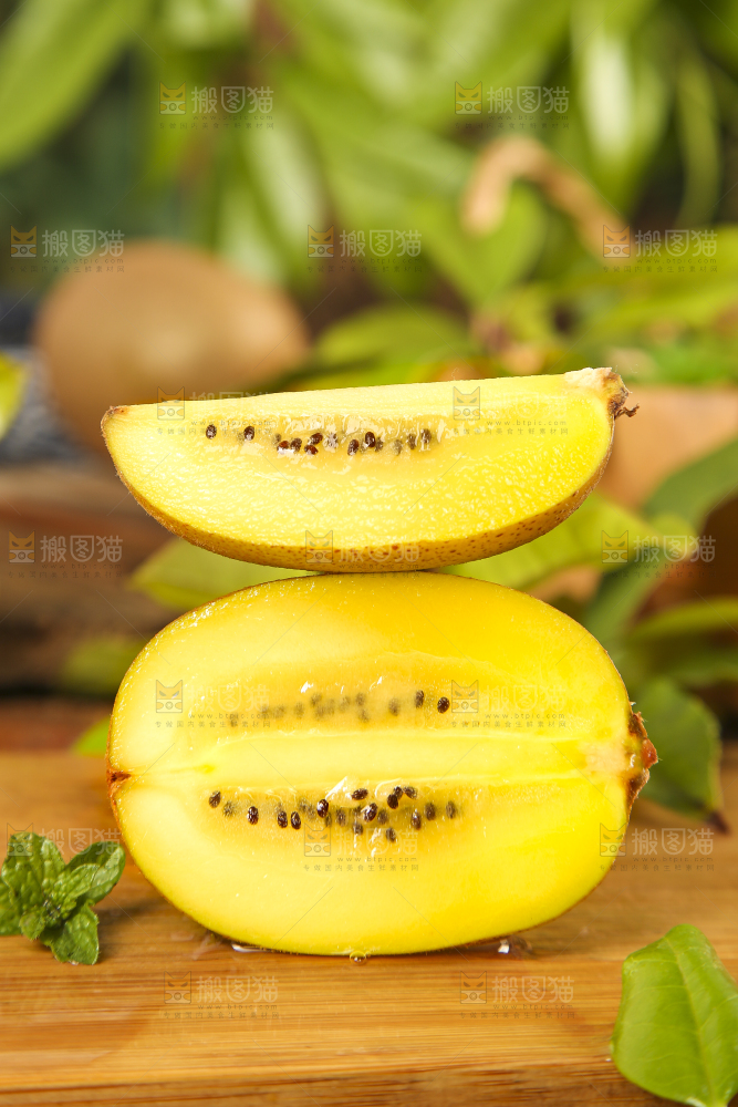 木板上放着陕西黄心猕猴桃