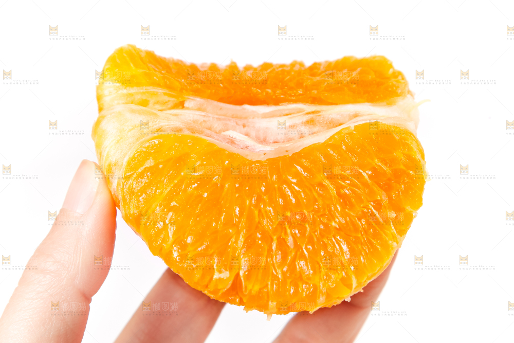 手里拿着丑桔
