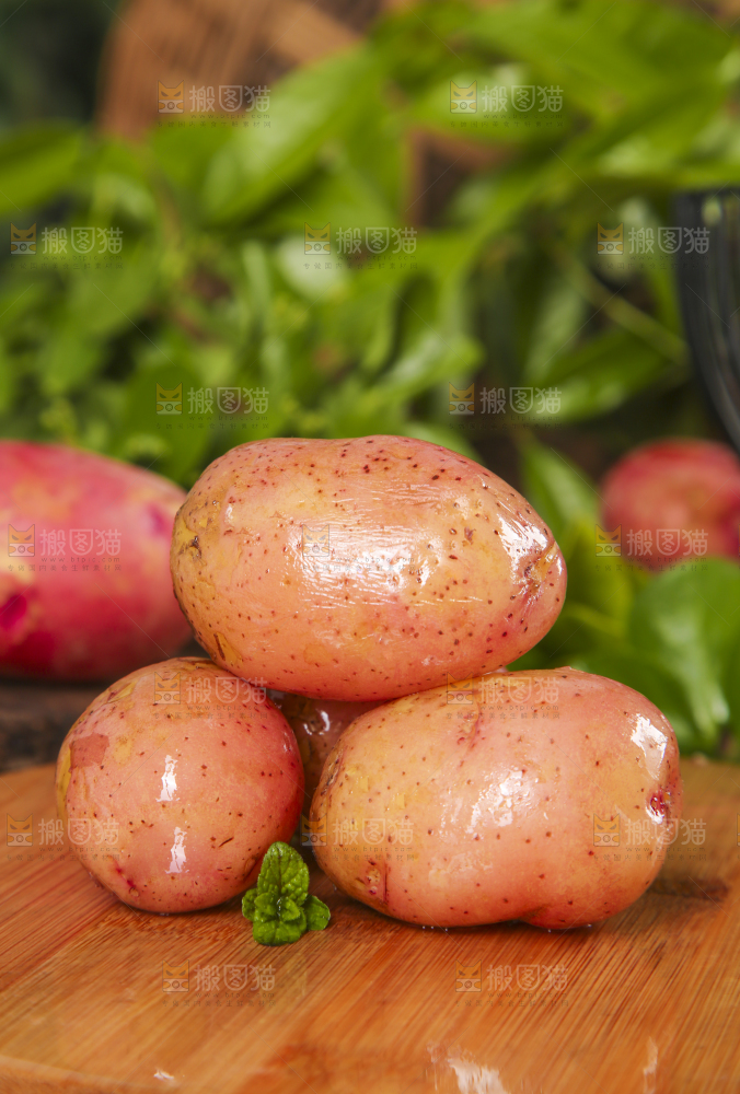 木底上放着红皮土豆