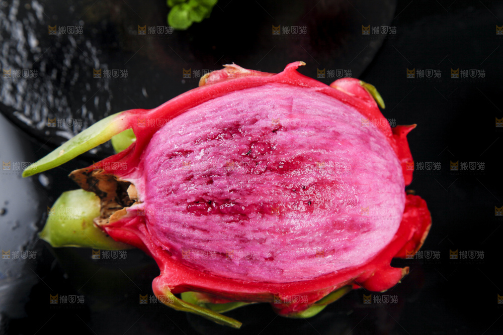 深底上放着越南红心火龙果