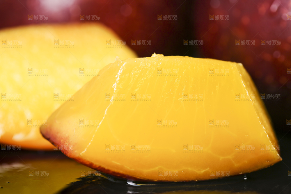 深底上放着黑布朗