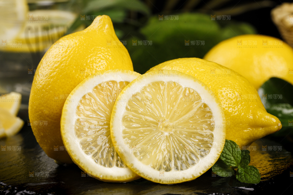黑底上摆放着黄皮柠檬