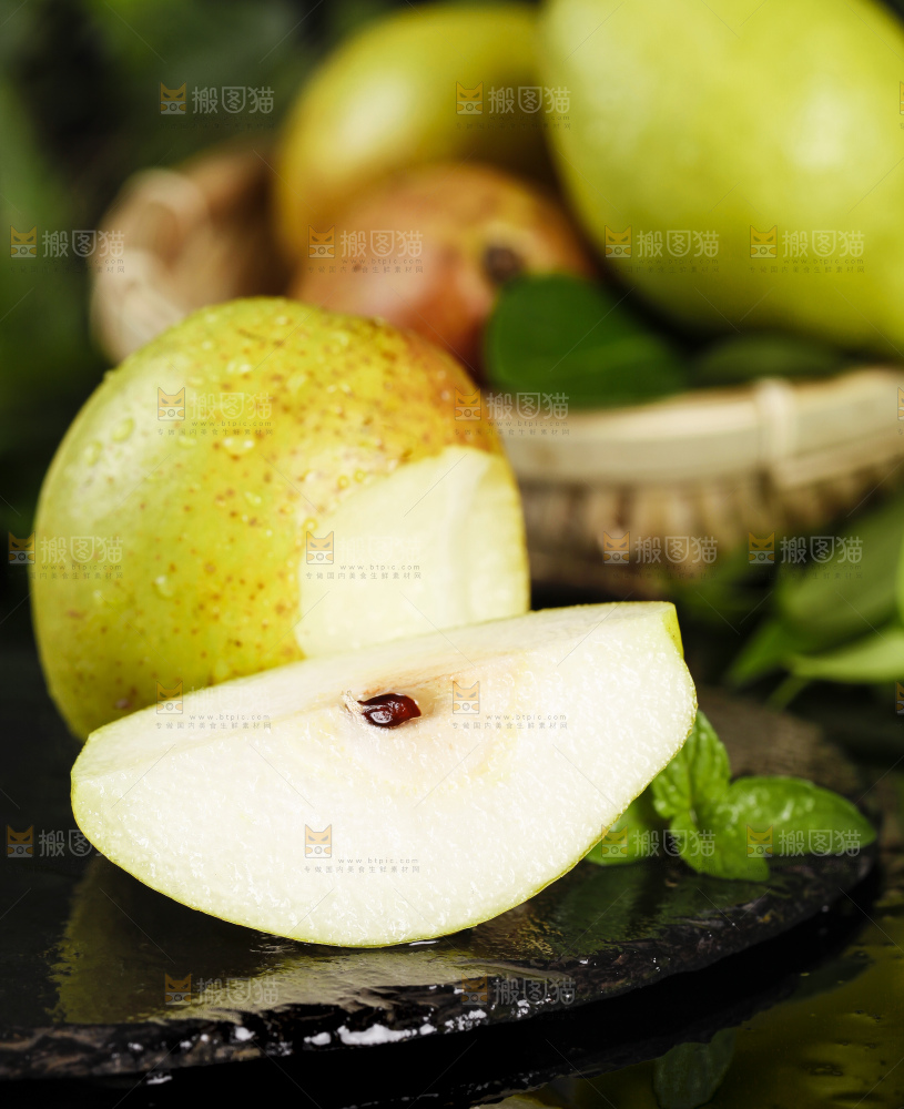 黑底上摆放着新鲜香梨