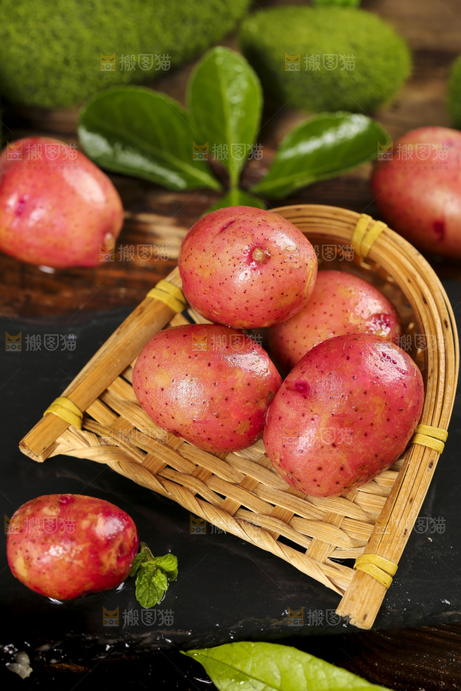竹篮里放着红皮小土豆