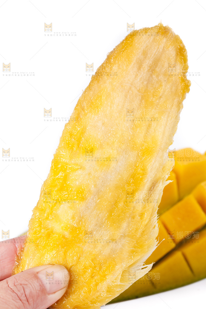 手里拿着芒果的果核