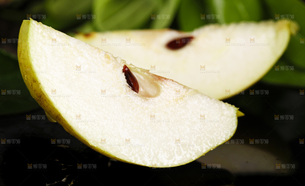 黑底上摆放着新鲜香梨