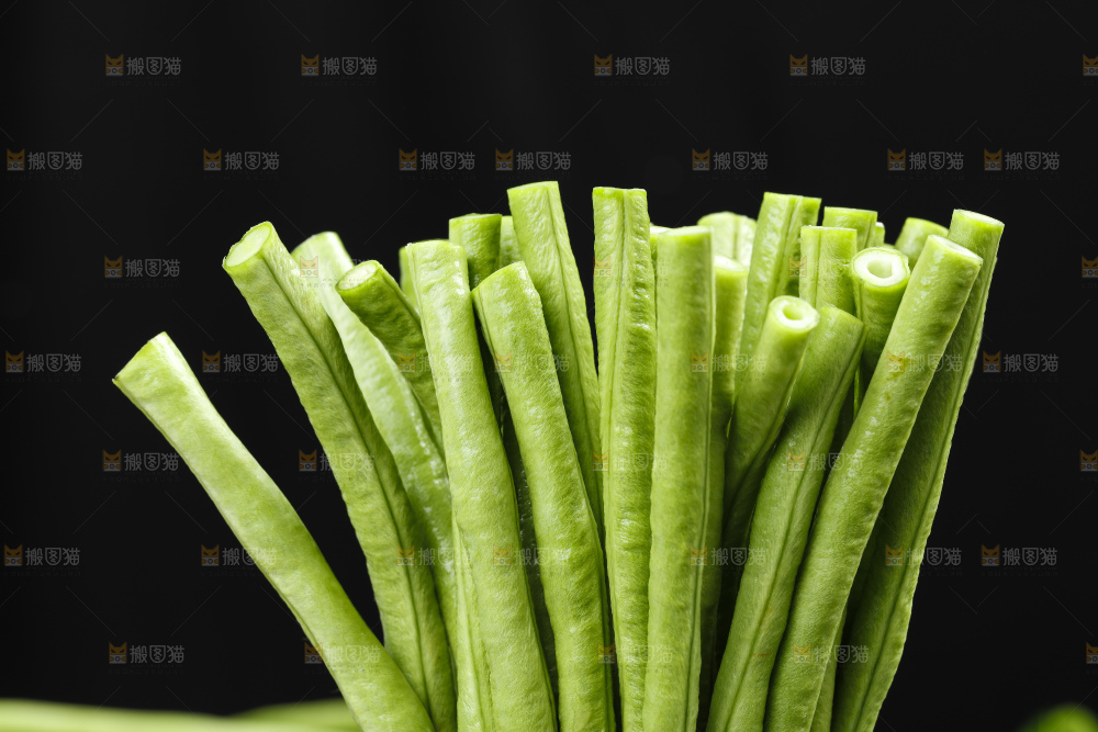黑底上放着一把豇豆