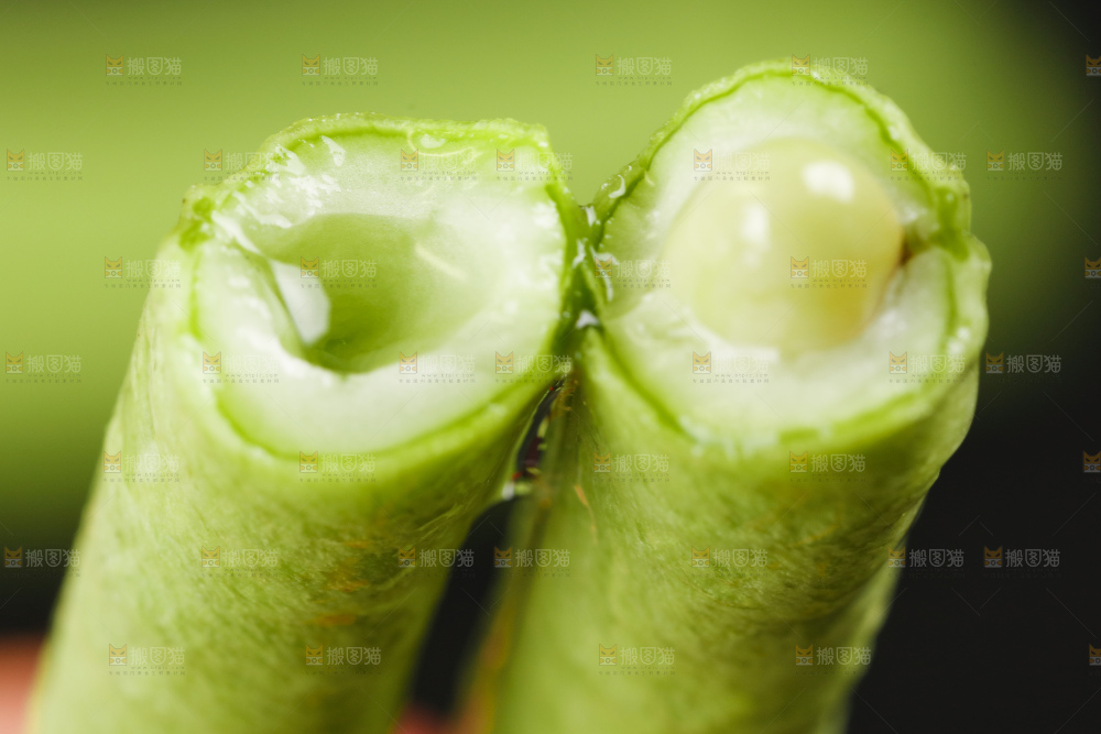 手里拿着长豇豆