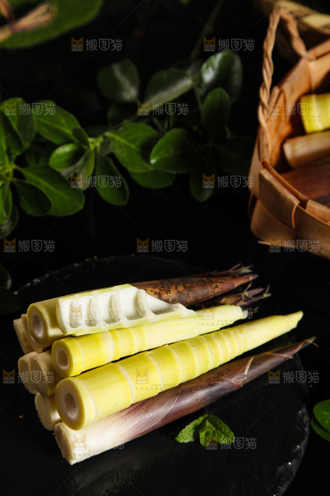 深底上摆放着雷竹笋