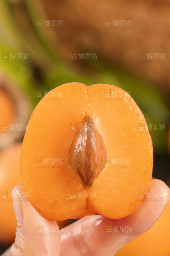 手里拿着黄杏