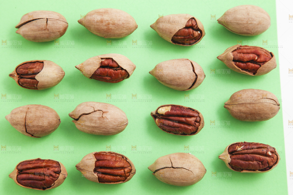 绿色底上摆放着山核桃