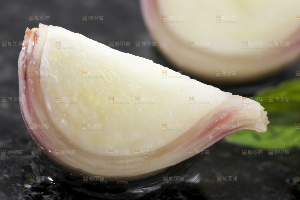 深底上摆放着紫皮独蒜
