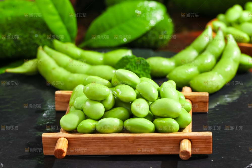 黑底上摆放着青豆