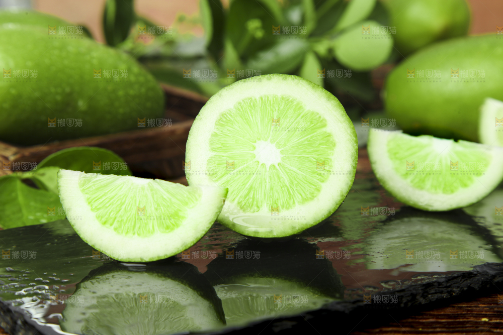 黑底上摆放着海南无籽香水柠檬