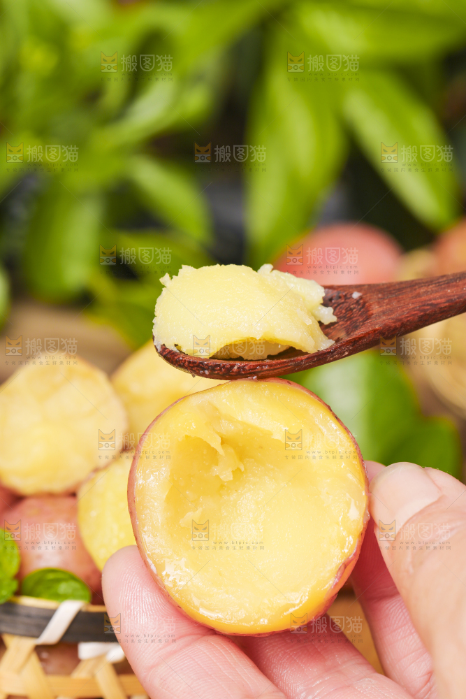 手里拿着土豆