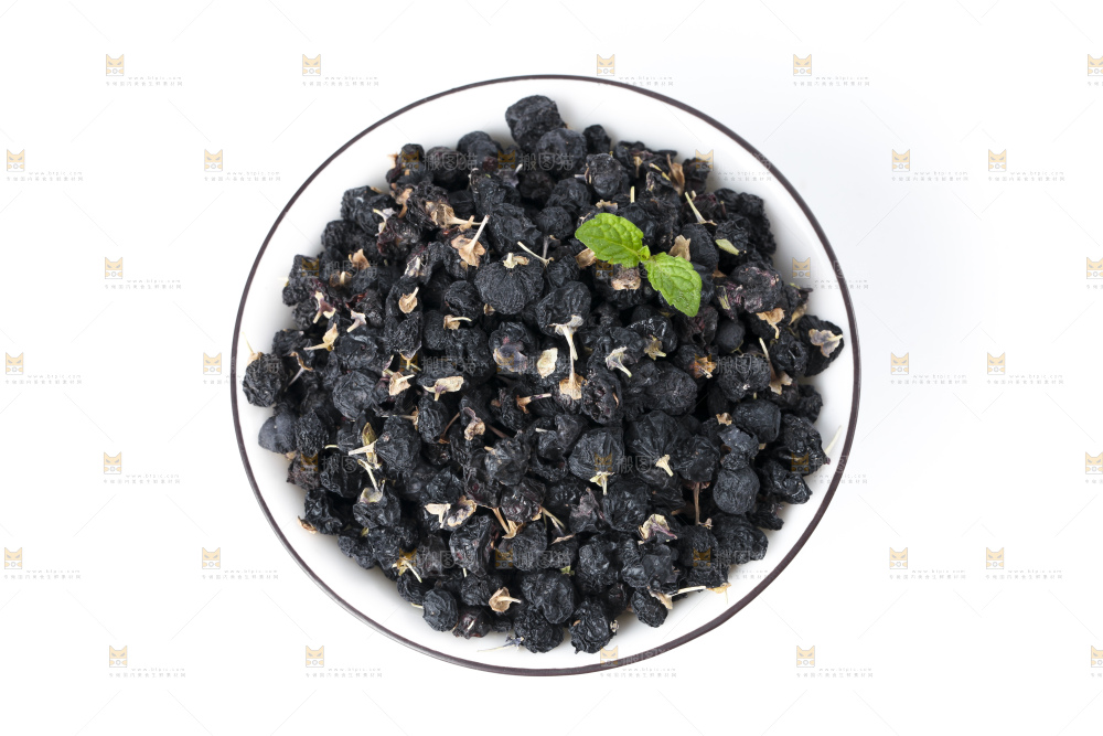 碟子里装着黑枸杞干