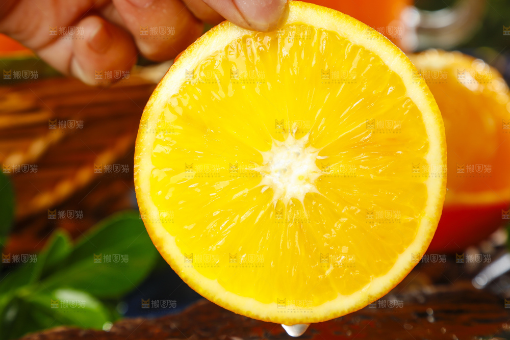 手里拿着脐橙