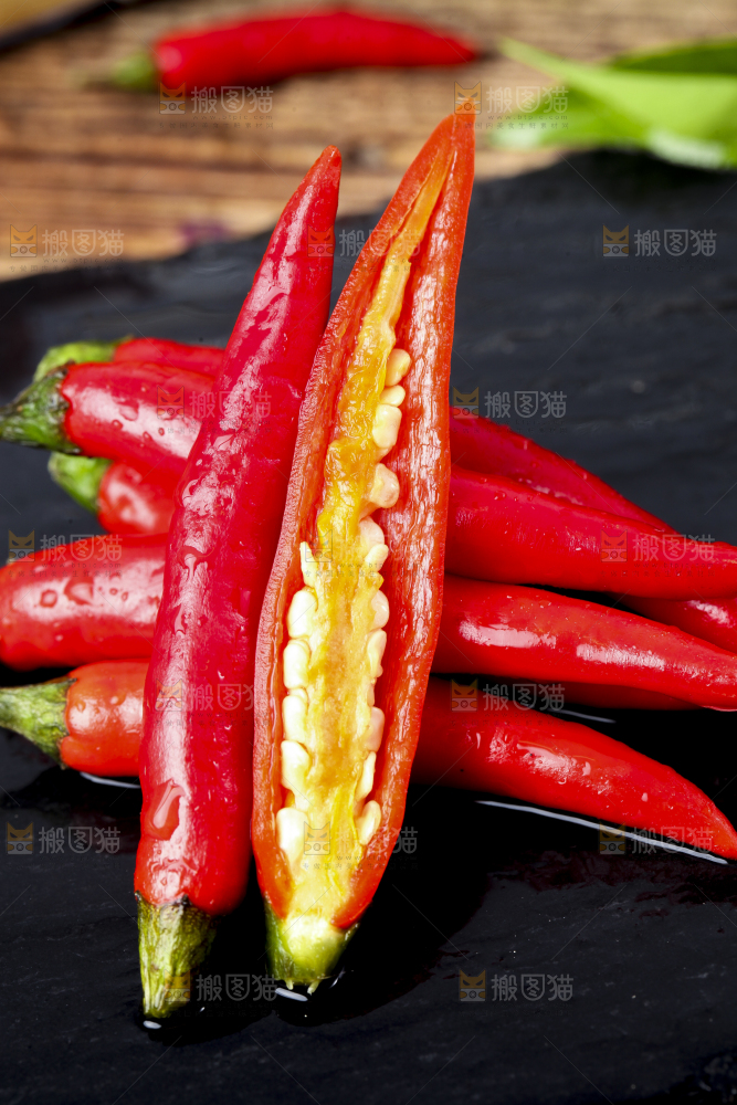 黑底上摆放着指天椒