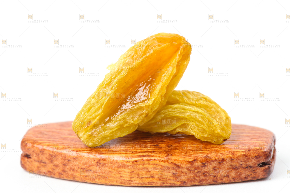 木底上放着绿葡萄干
