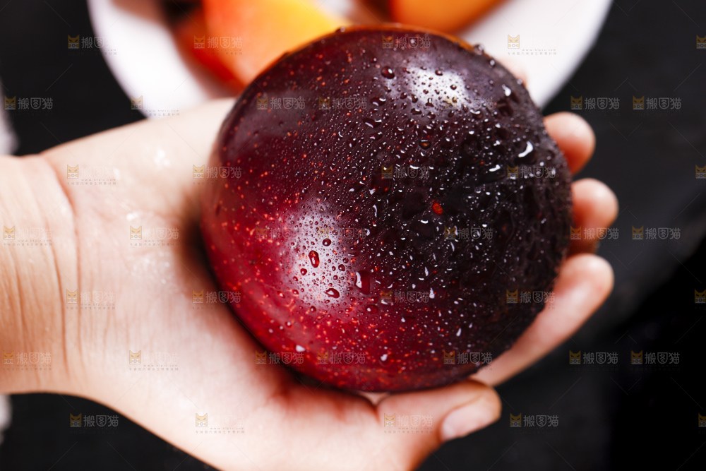 手里拿着黑布李