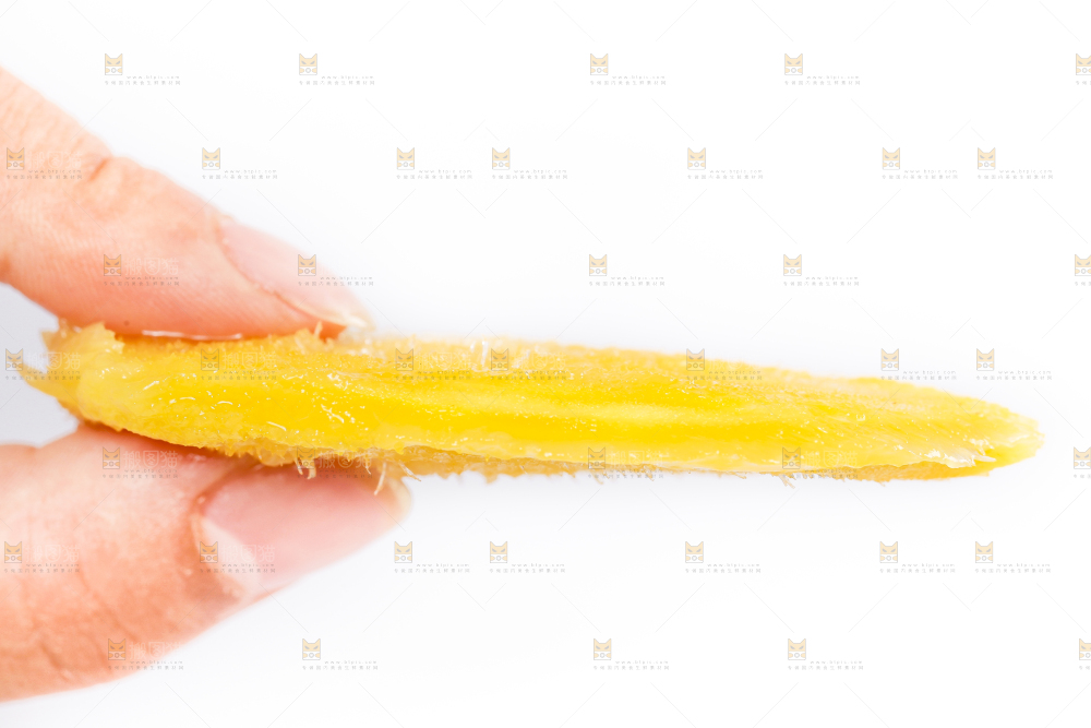 手里拿着芒果的果核