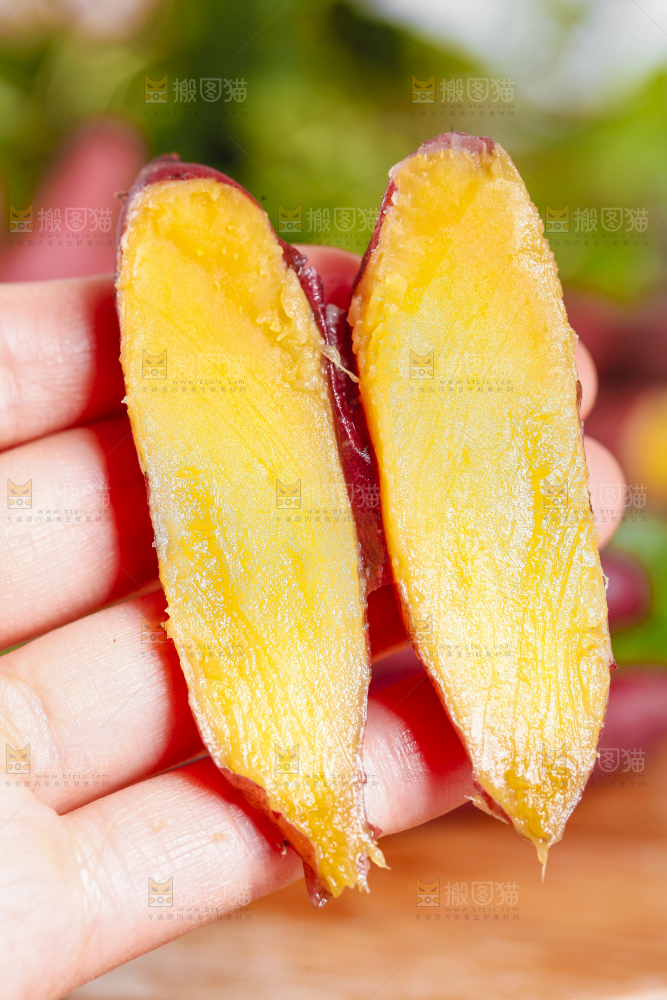 手里拿着小红薯