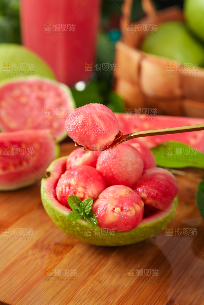 木底上摆放着红心芭乐的果肉